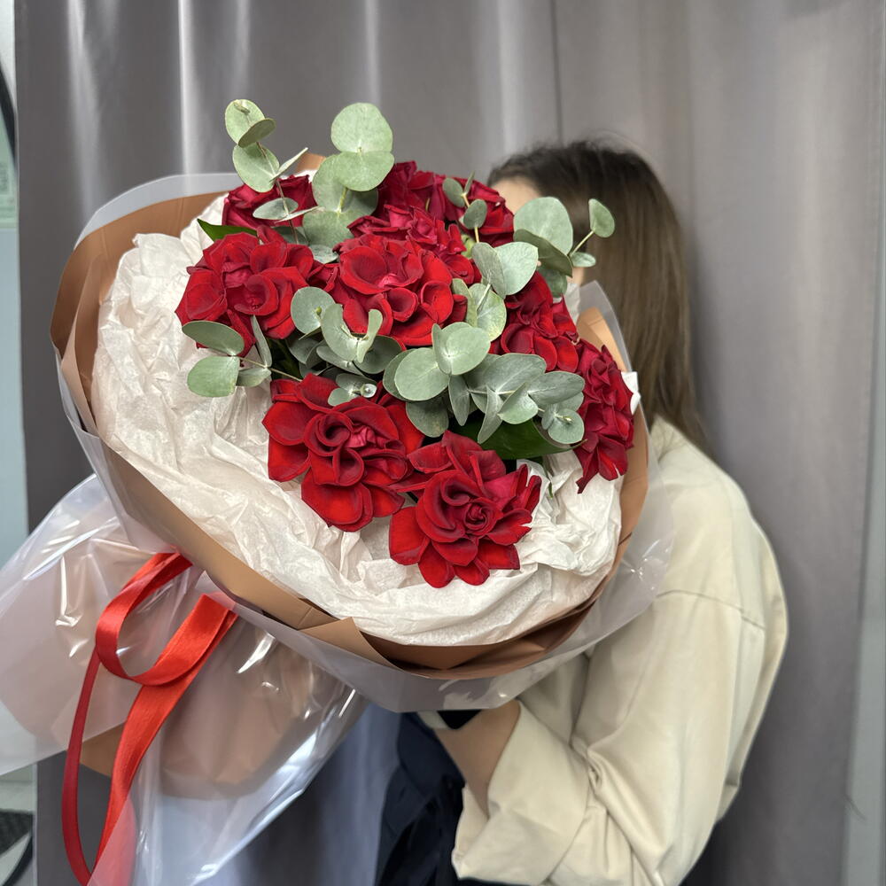 Красные французские розы (15 шт) с эвкалиптом