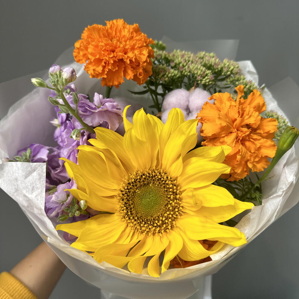 Букет с подсолнухом, бархатцами и маттиолой 🌻