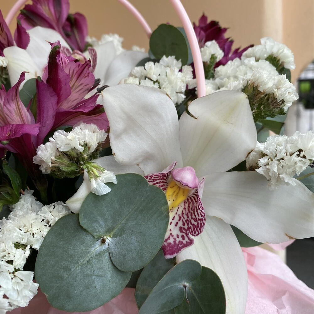 Сумочка лиловая 🍇 «акцент осени» в составе орхидеи, альстромерия LILAC, статица и эвкалипт CINEREA