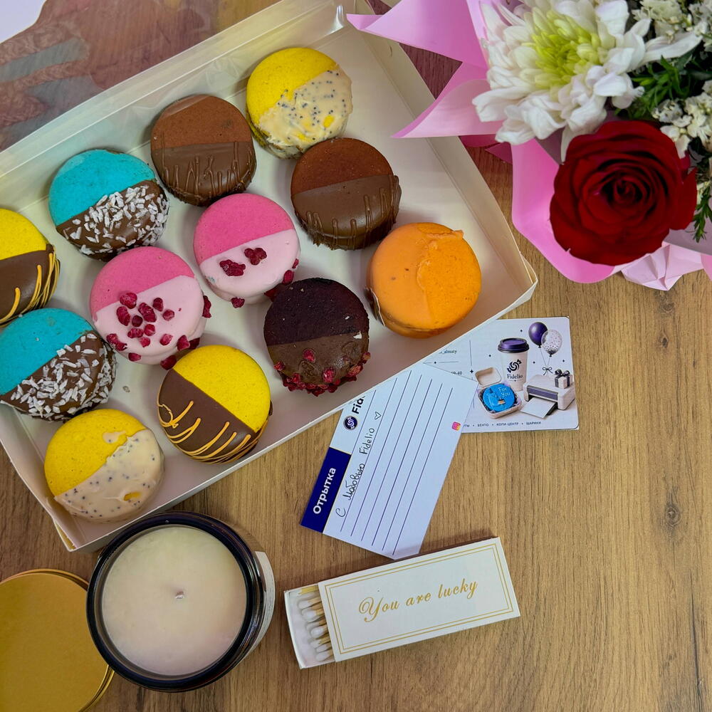 Бокс макаронс+букет цветов+свечка💕