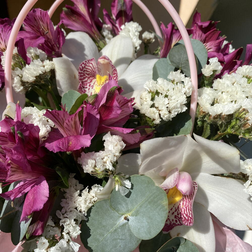 Сумочка нарцисса 🌷 «устойчивый аромат» в составе орхидея, альстромерия, статица, эвкалипт CINEREA
