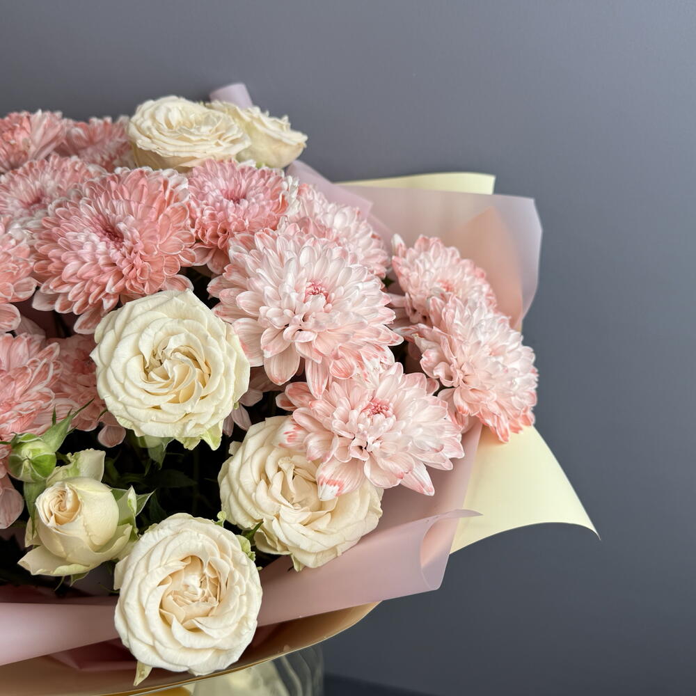 Букет для любимой девушки 💗 из красивых нежно- розовых хризантем и кустовых розочек 💗💗