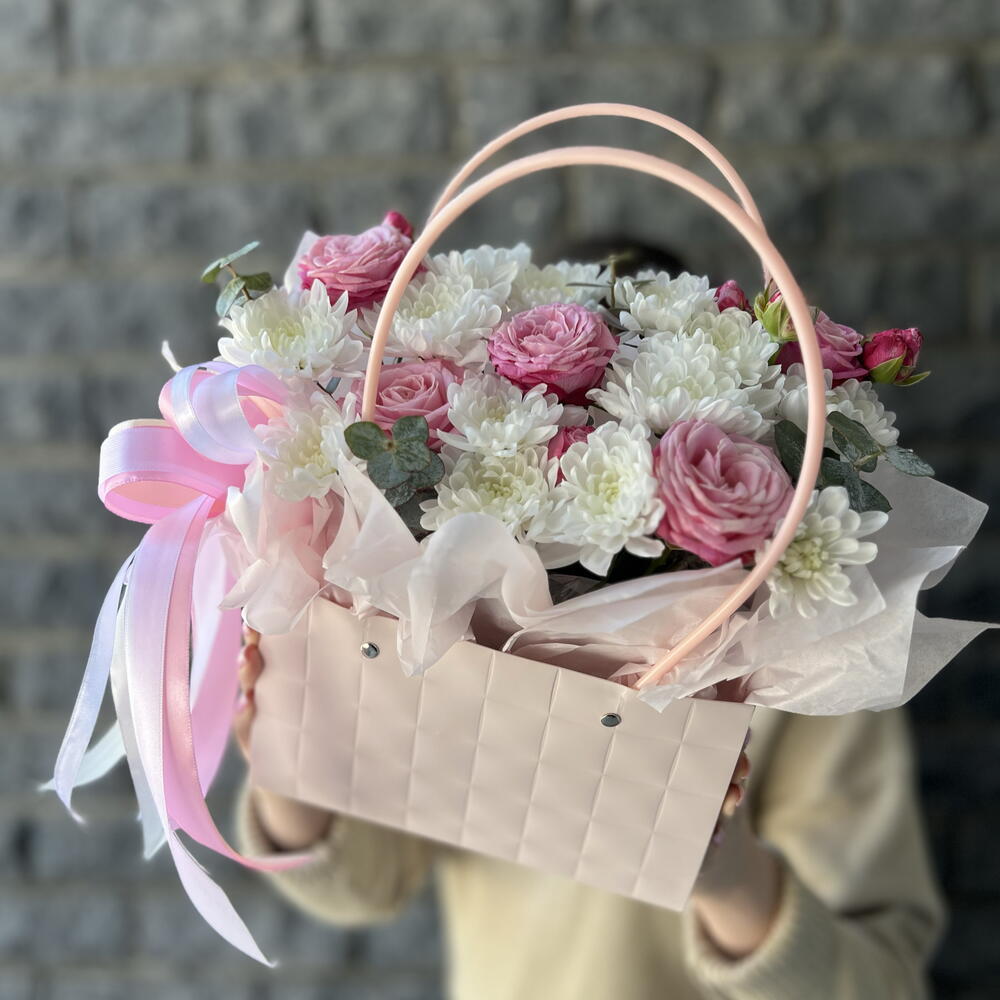Композиция с кустовыми розами в коробке🥰