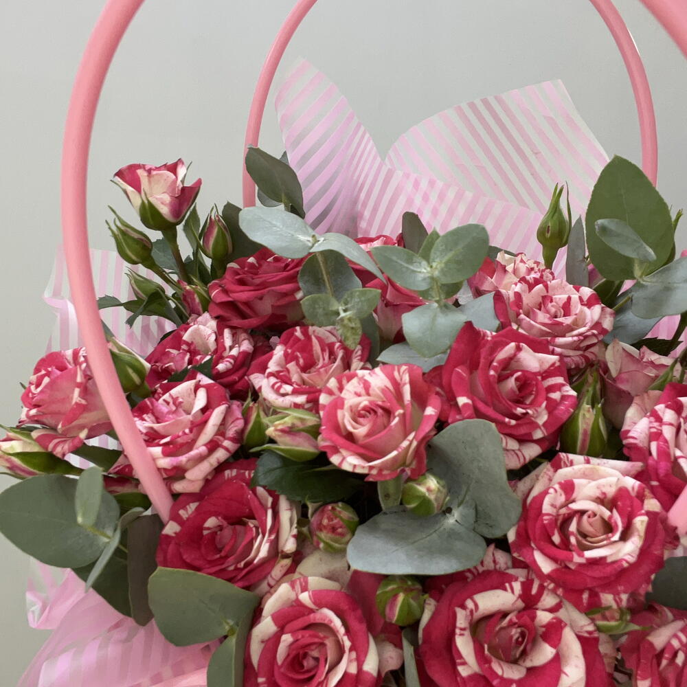 Композиция из кустовых роз с эвкалиптом🌸
