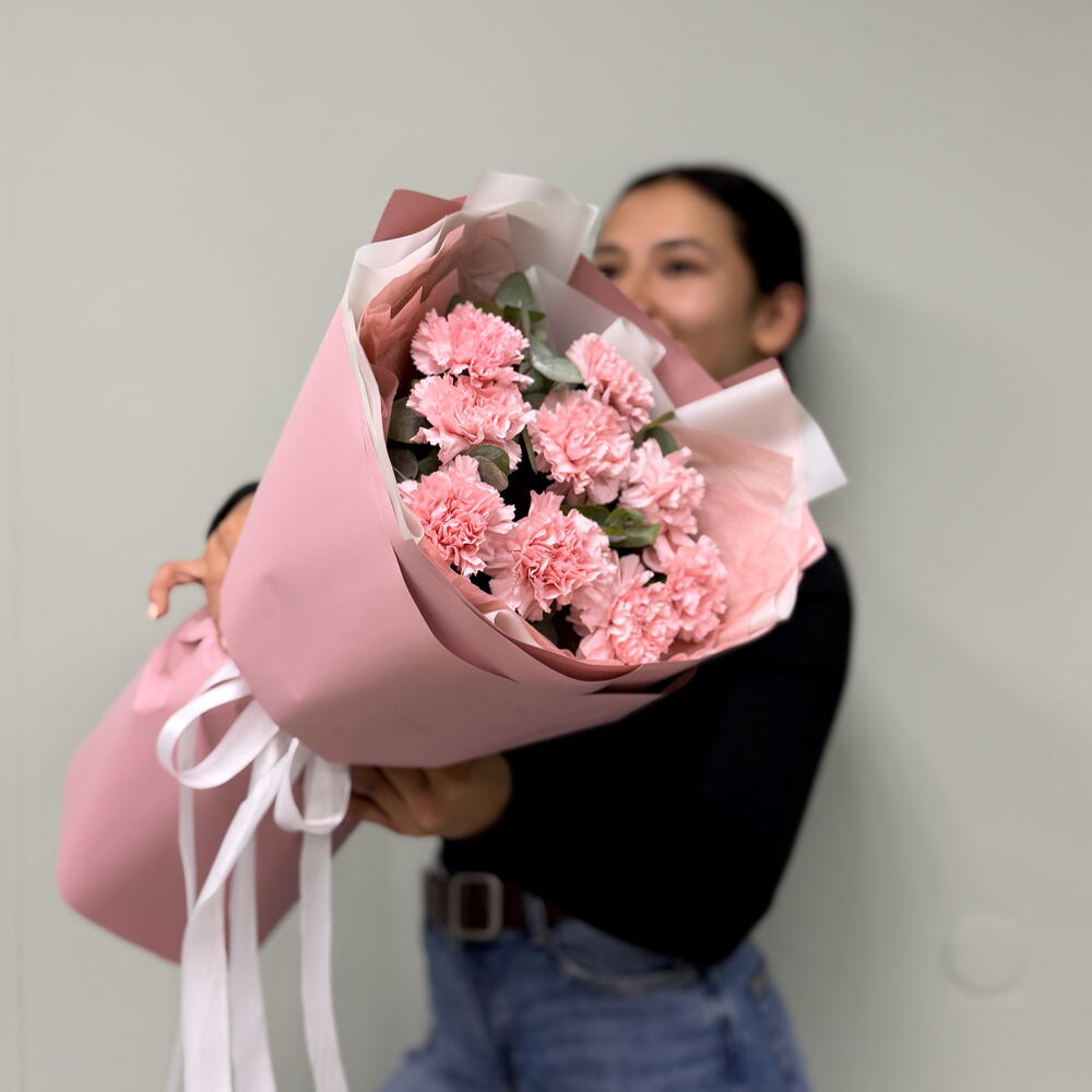 🌸 «Пушистое облако: 9 розовых диантусов с эвкалиптом в матовой нежной упаковке» 🌿