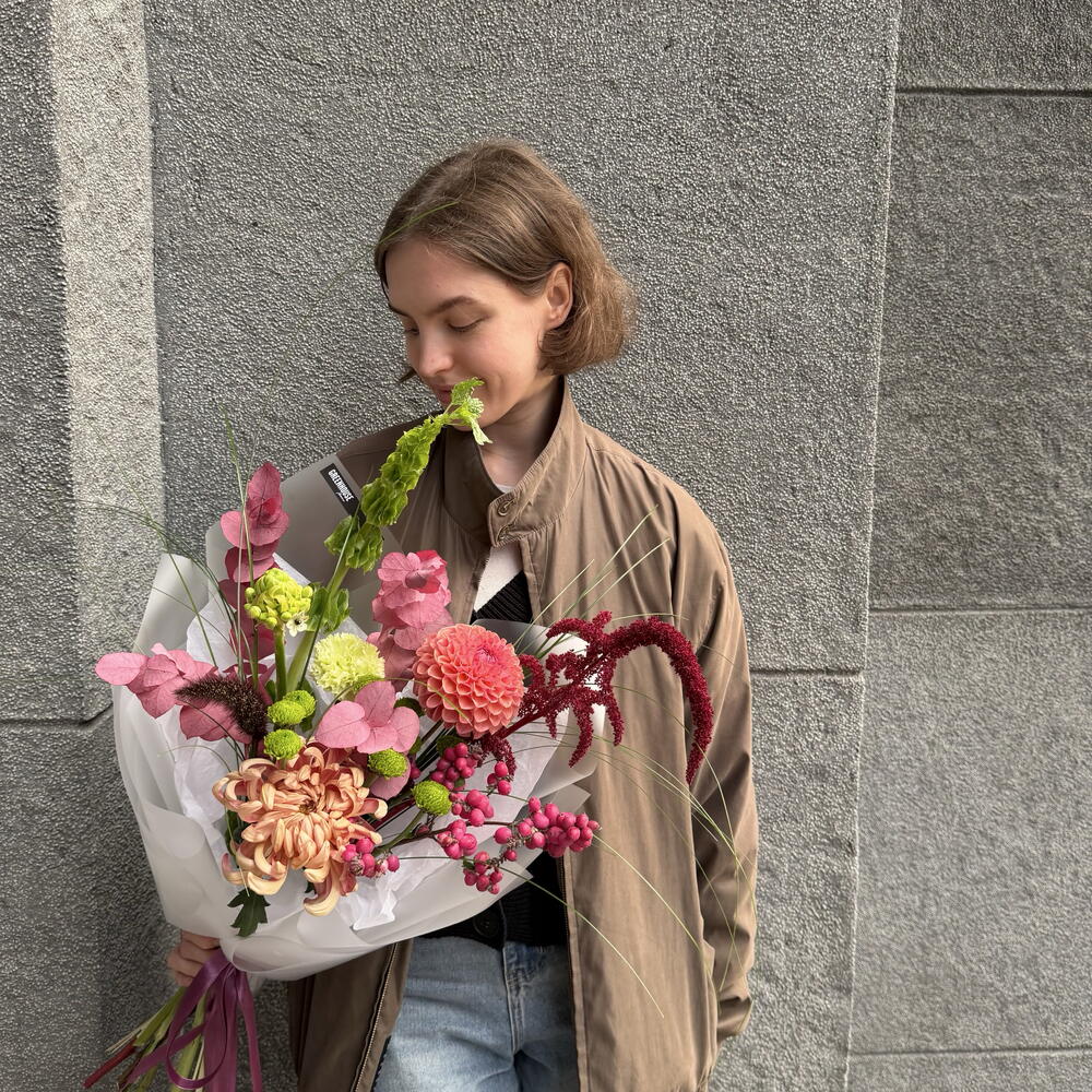 Букет в коробке: хризантема Виена, амарант, молюцелла, георгин Винни, снежноягодник, орнитогалум Сандерс, гвоздика, сетария
