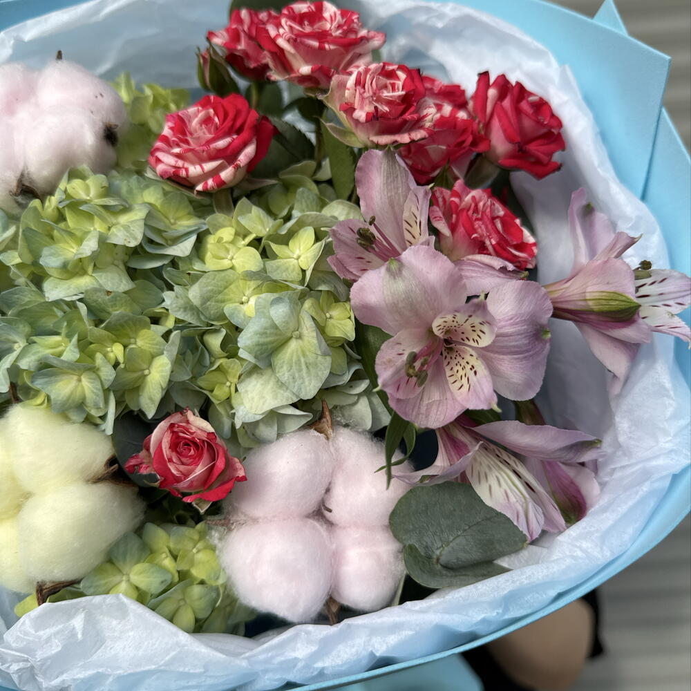 Букет «вишенка на торте» 🍰в составе кустовая Роза FAIR, гортензия, хлопок, альстромерия