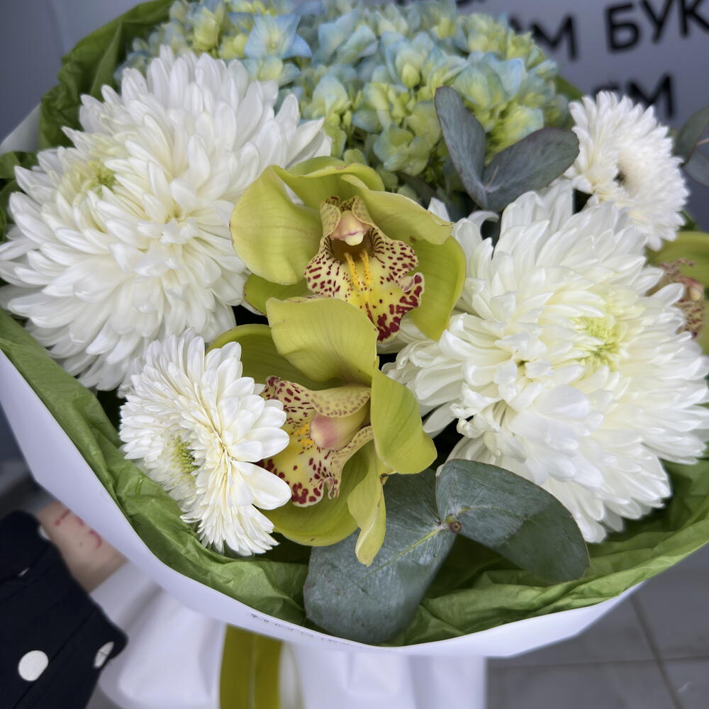 Зеленый с орхидеями