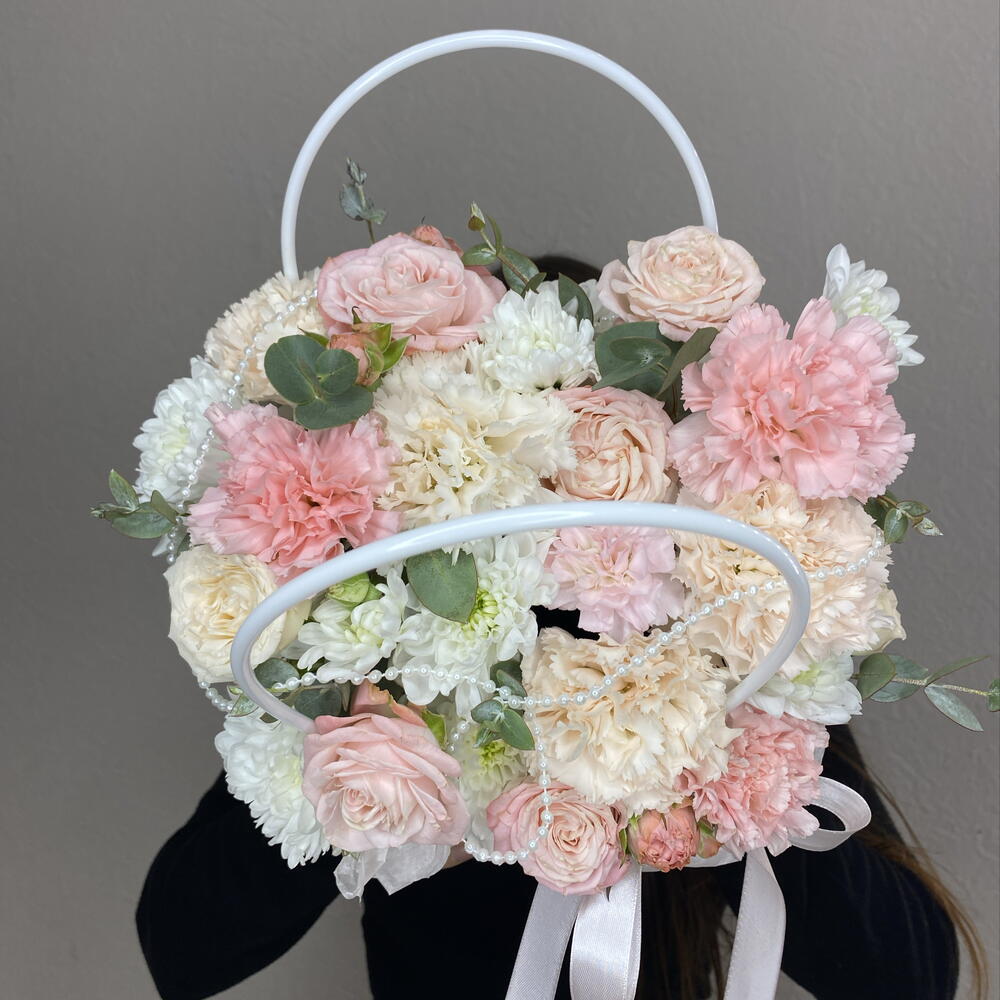 Пастельная мечта 💗Авторская композиция в сумочке из кустовых роз, хризантем и диантусов