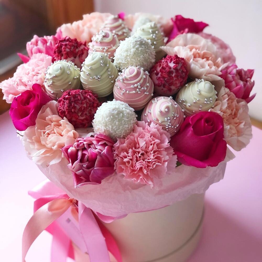 Композиция с розами и клубникой в шляпной коробке