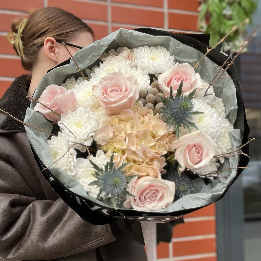 Авторский букет с гортензией и эрингрумом