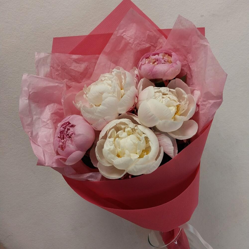 Букет из 5 розовых пионов