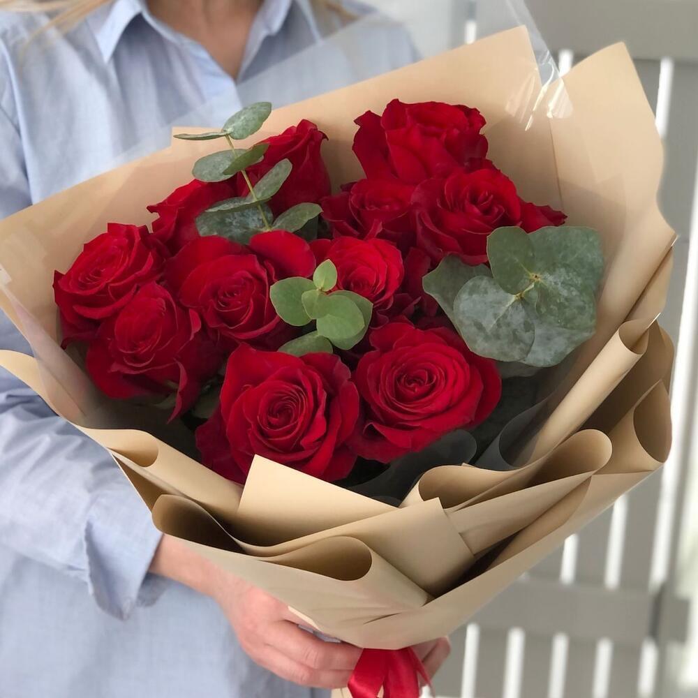 15 красных роз Кении с эвкалиптом