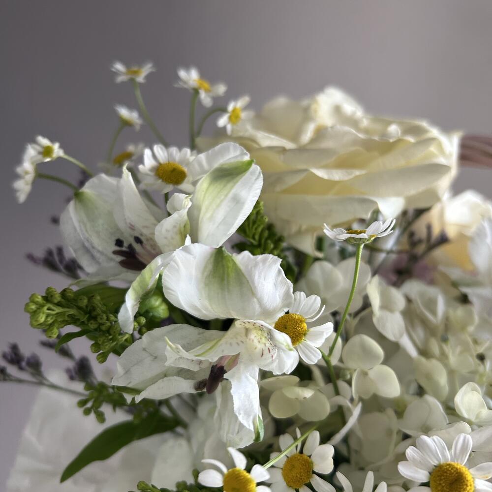Корзина с цветами (гортензия, ромашка, розы, альстромерия)