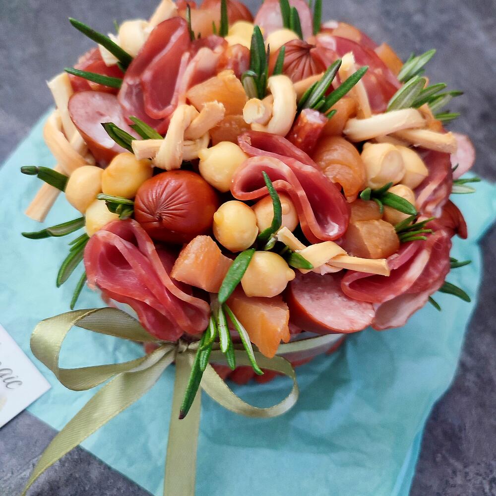 Бенто-тортик из сырных и мясных изделий