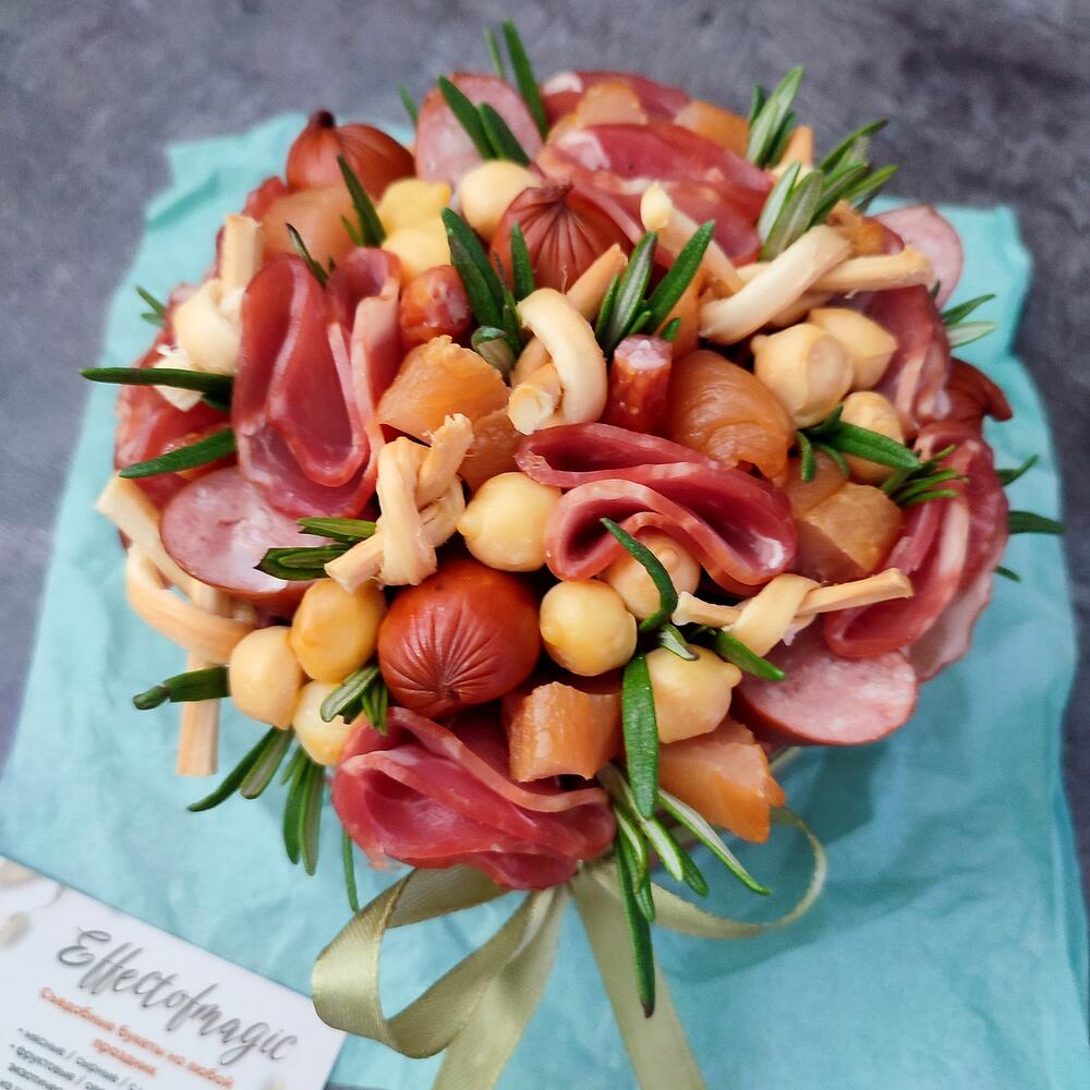 Бенто-тортик из сырных и мясных изделий