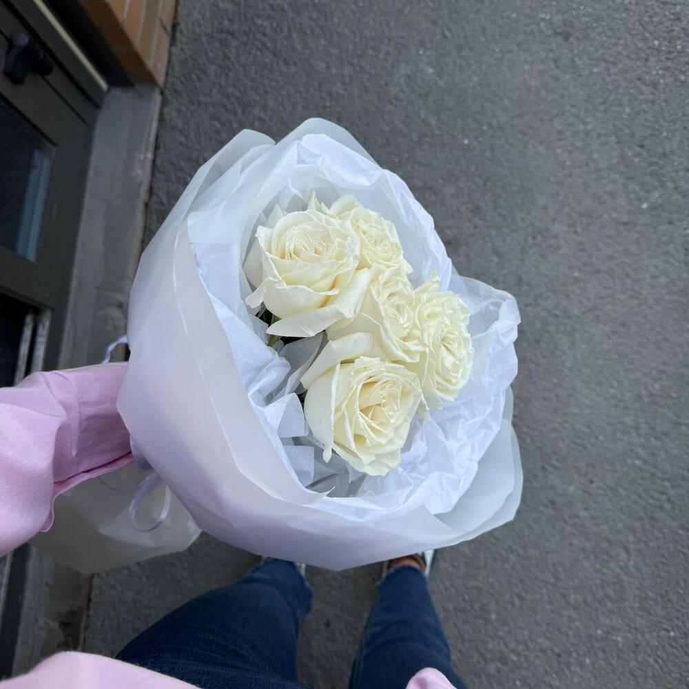 Белые розы 5 шт / букет комплимент из роз / цветы для мамы