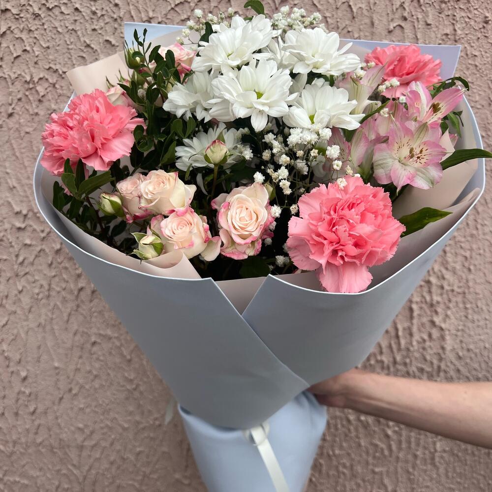 Букет из гвоздики и кустовой розы 🥀