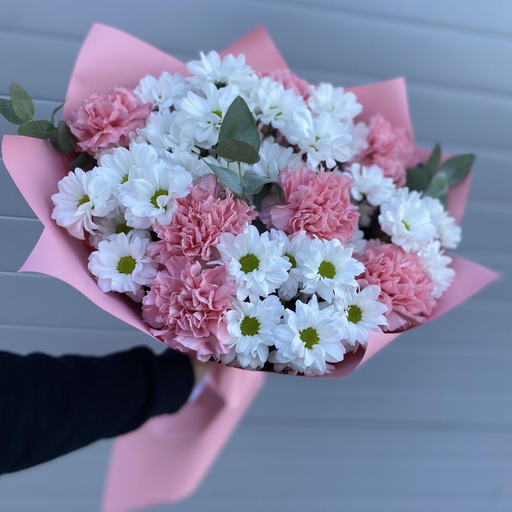 Стойкий букет с ромашкам и диантусами