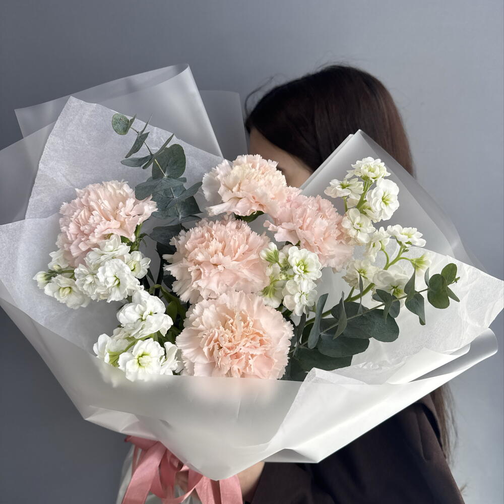 Авторский буке🥰т с белой маттиолой и нежно-персиковыми диантусами