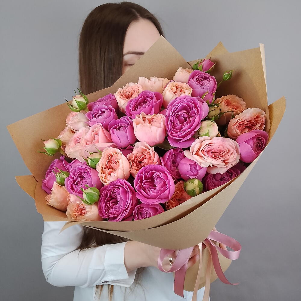 Букет из пионовидных кустовых роз 💕