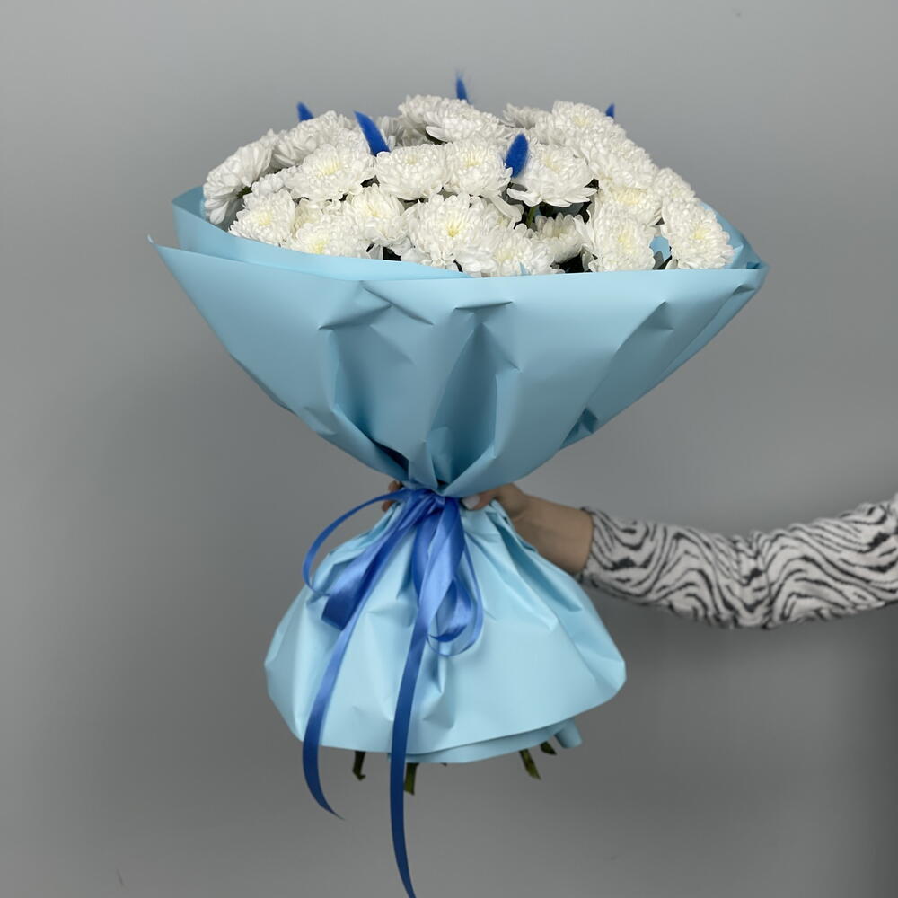 Букет из 9 белых кустовых хризантем Алтай с лагурусом (171)
