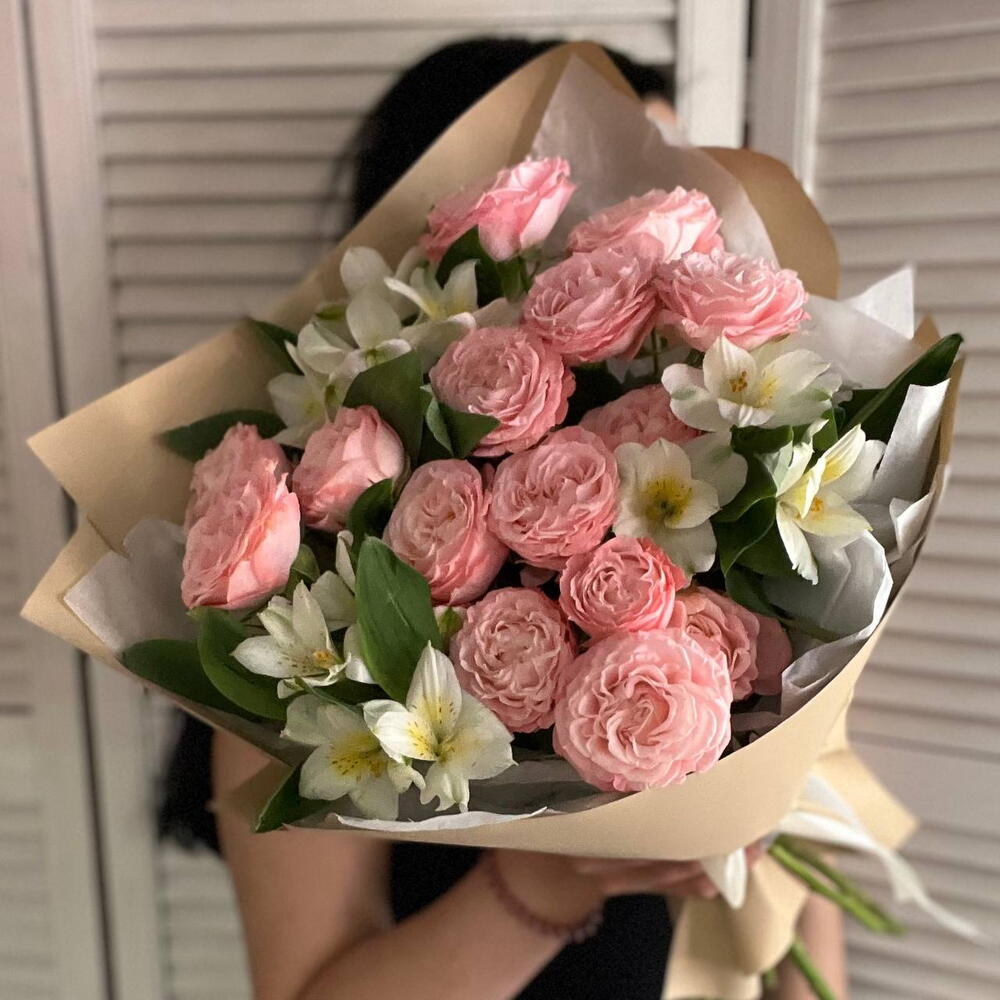 Пионовидные кустовые розы и альстромерии 💛