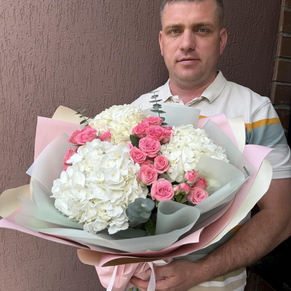 Букет с гортензией и кустовыми розами