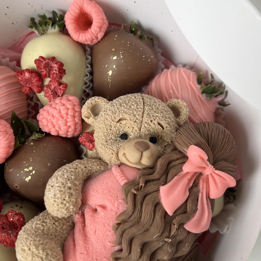 Клубника в шоколаде «девочка с мишкой»