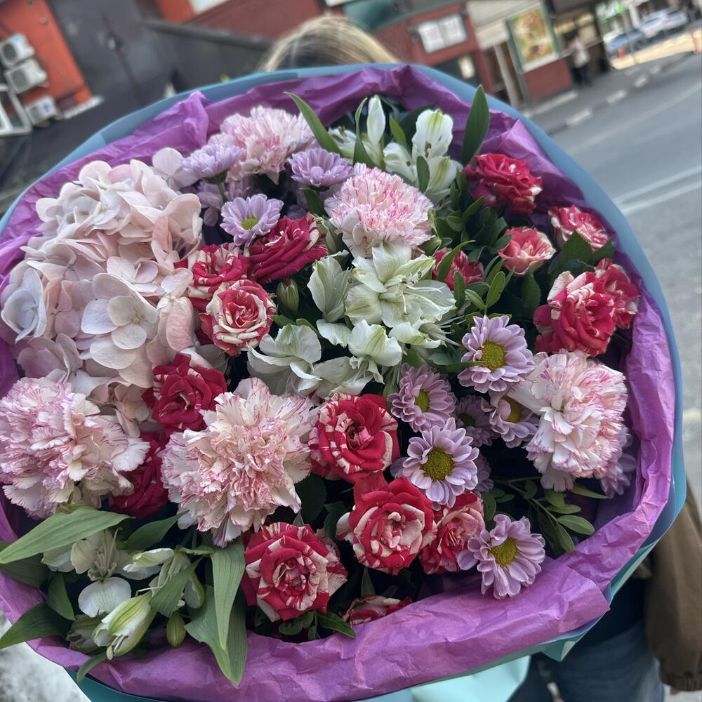 Букет из альстромерии и кустовых роз