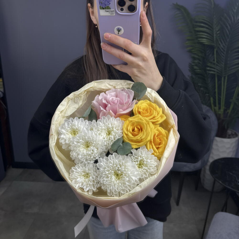 Сборный букет с хризантемой Алтай, розой Пинк Мондиаль, желтой кустовой розой и эвкалиптом