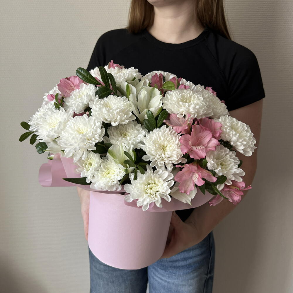 Композиция в коробке с куст.хризантемами и альстромерией