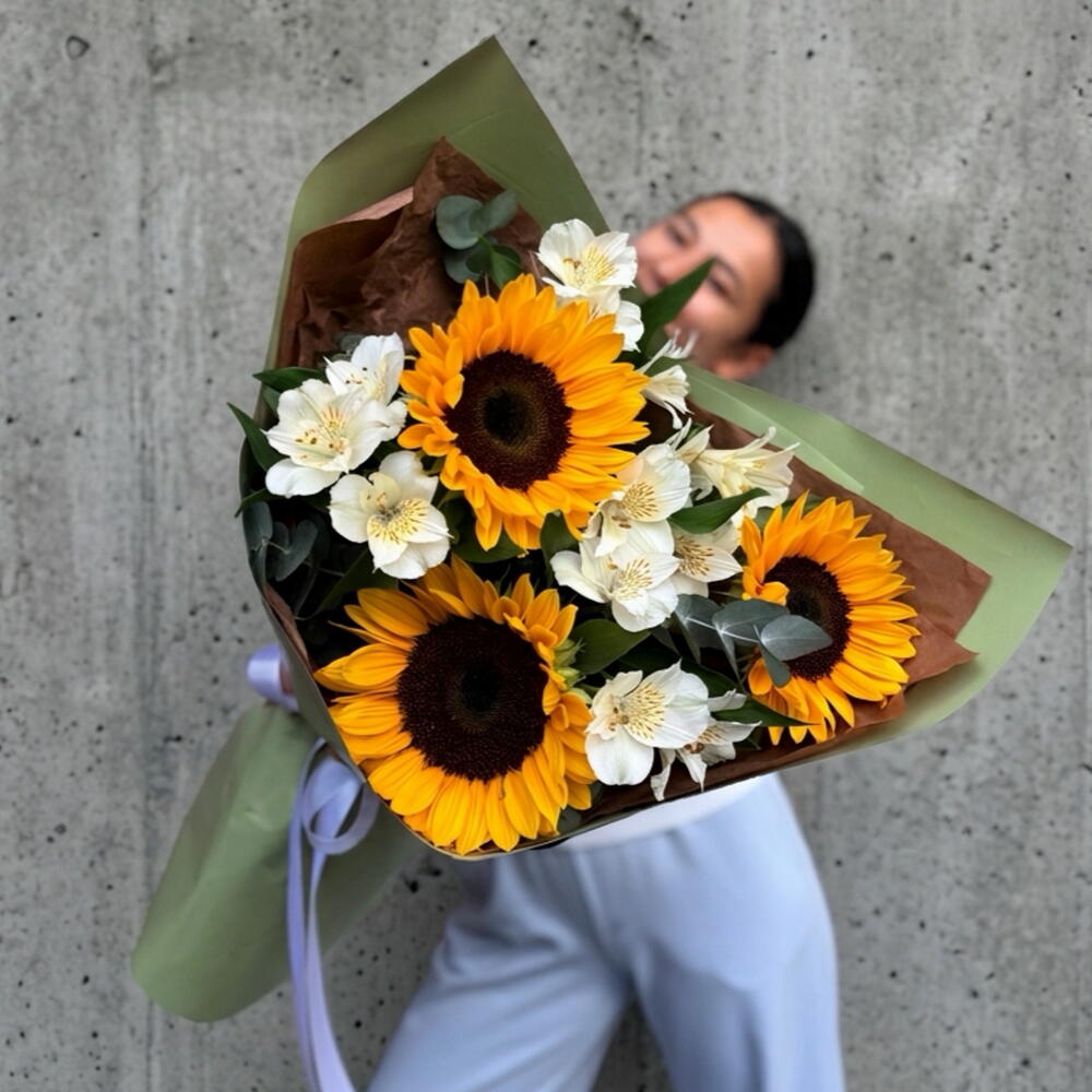 Букет радости🌻 "солнечная улыбка" в составе подсолнухи, эустома и эвкалипт CINEREA 🌿