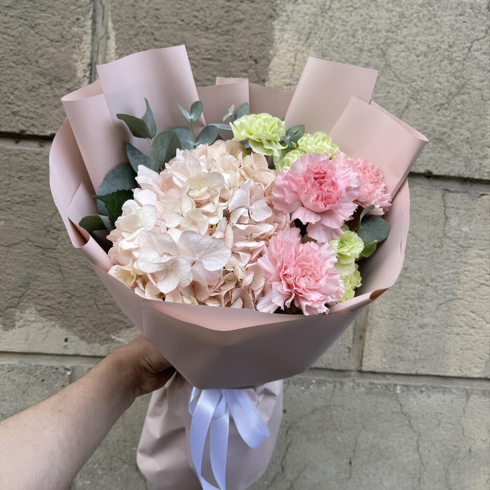 Букетик «В оттенках заботы» 💕с гортензией и диантусами