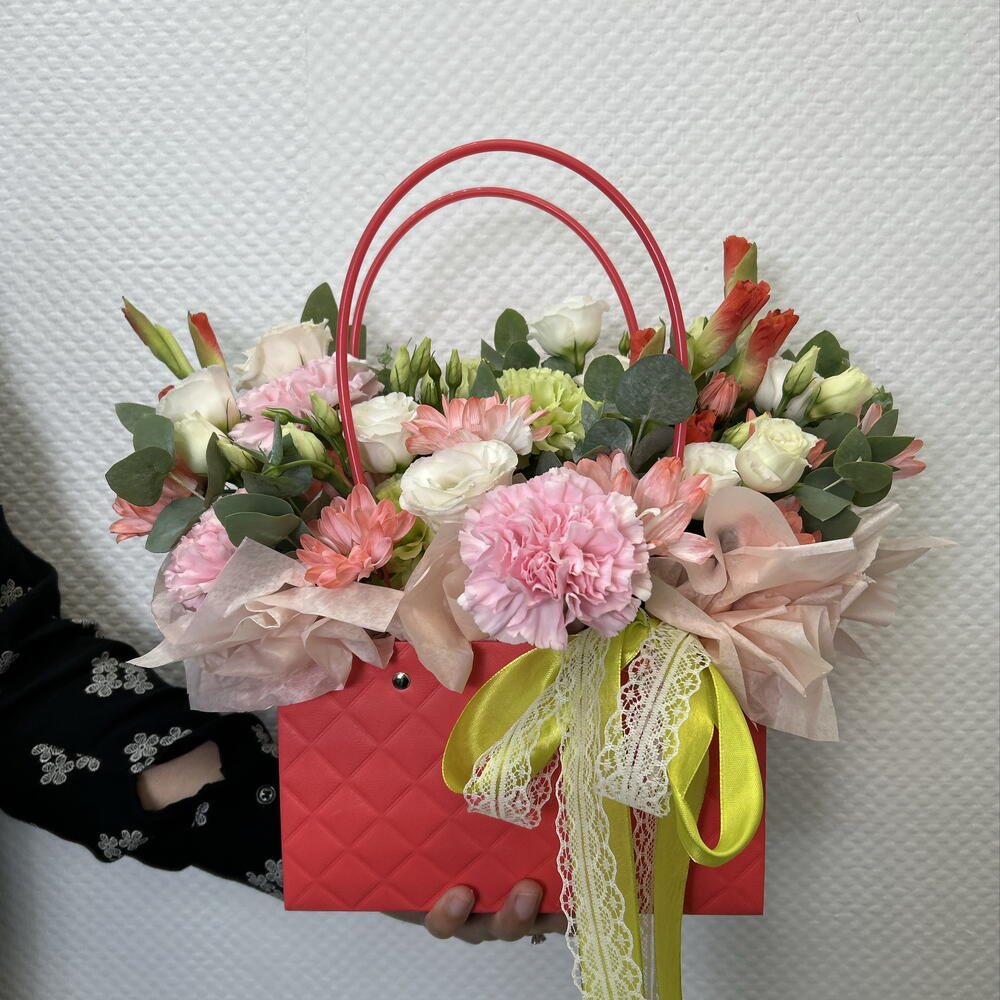 Сумочка из эустомы, диантусов и гладиолусов
