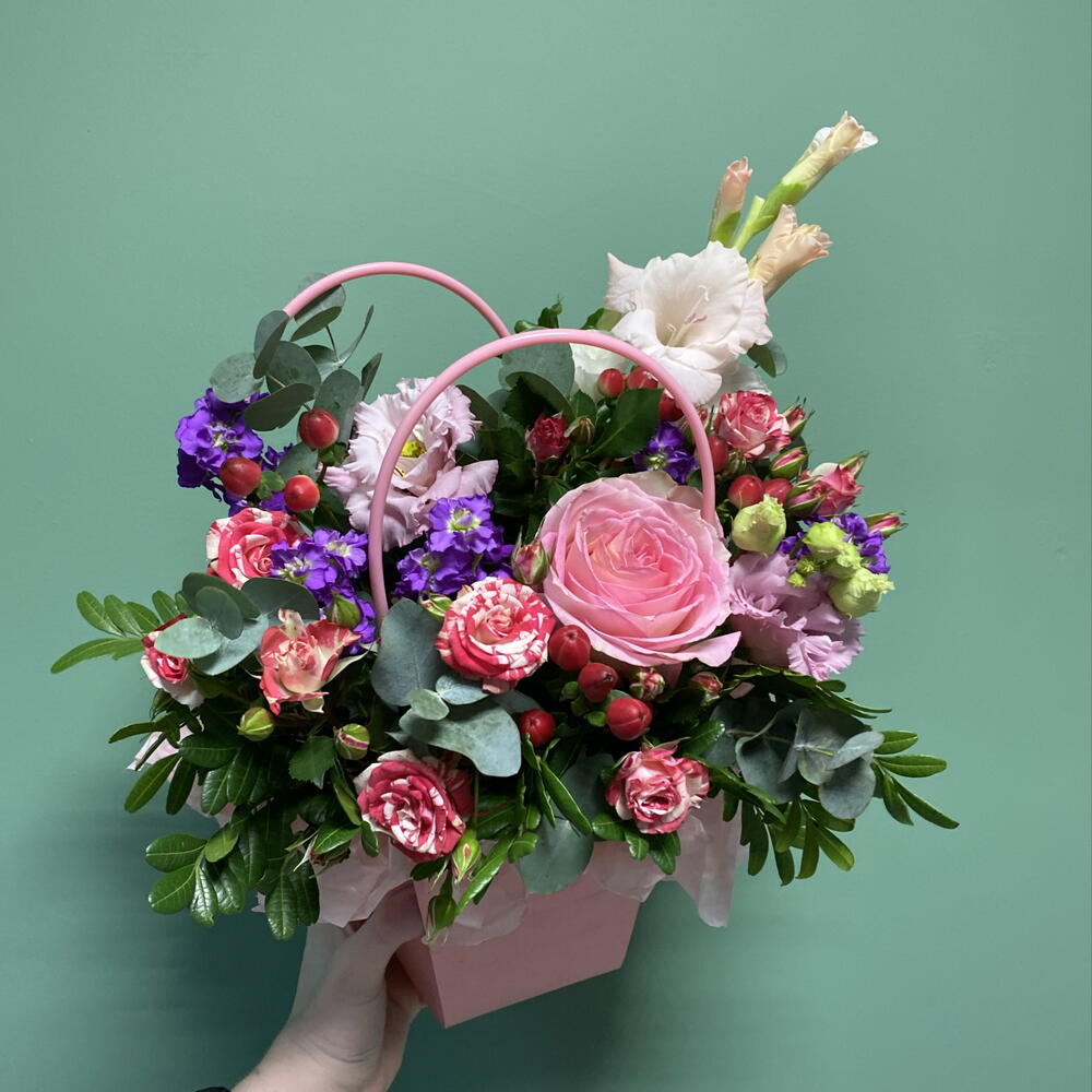 Сумочка ягодная 🍒 «Сладкий сад» в составе кустовые розы, маттиола PURPLE, гладиолус, Роза, эустома/лизиантус, Гиперикум RED