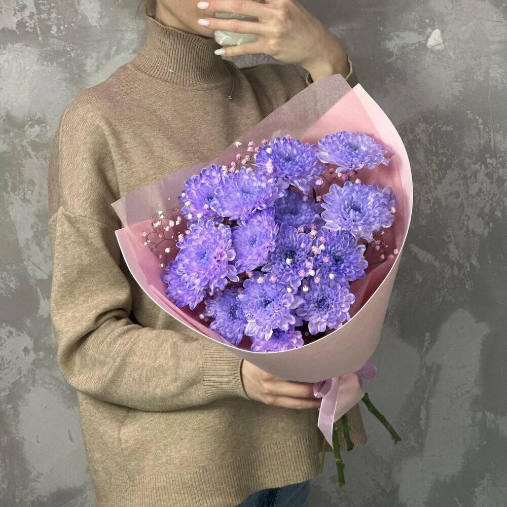 Букет необычная фиолетовая кустовая хризантема и гипсофила💜