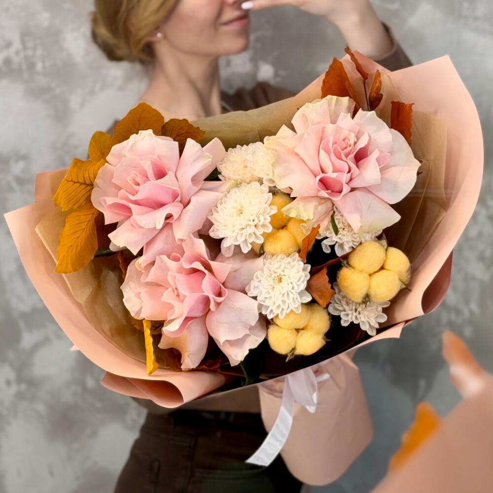 Осенний букет розовые французские розы, хризантема, листья, хлопок 🍂