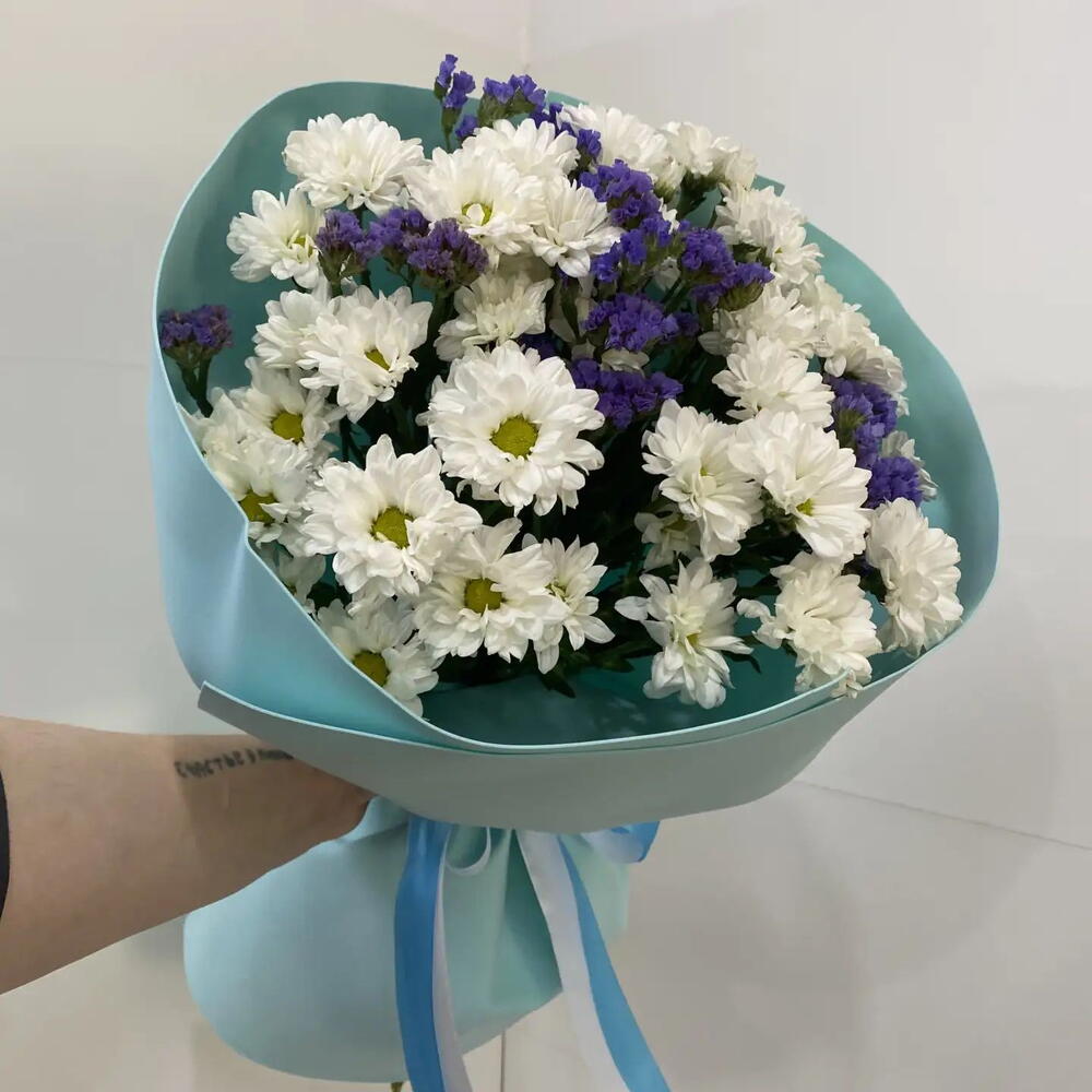 Хризантемы ромашки и статица💜