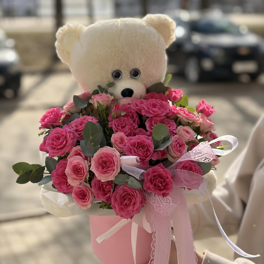 Композиция из кустовых роз с медвежонком