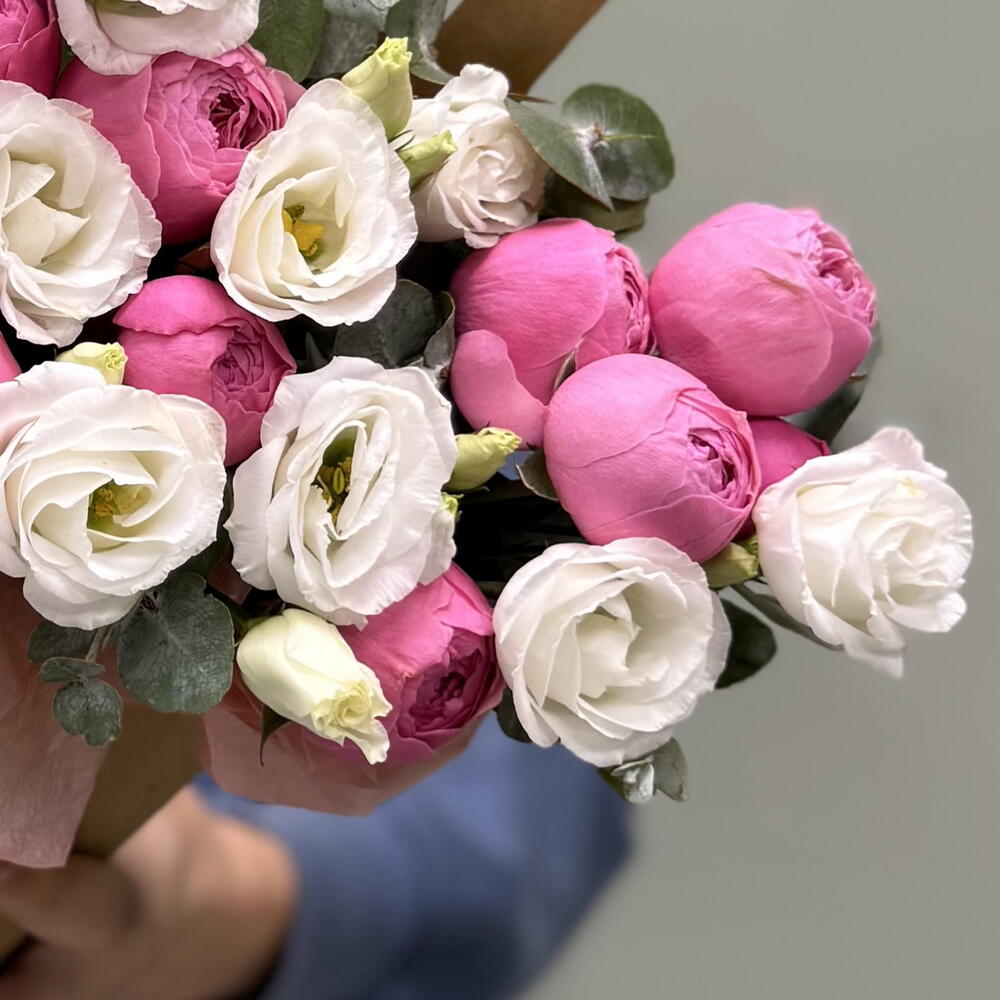 Цветы в коробке «Алиса» из пион роз Silva Pink и стойкими лизиантусами