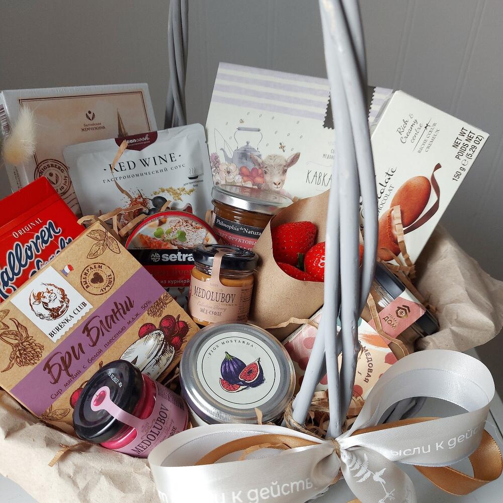 Большая сизо-красная продуктовая подарочная корзина, Цветы и подарки в ...