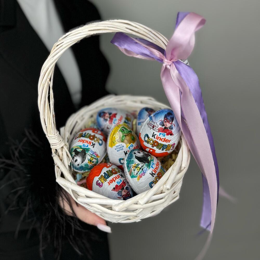 Корзинка из 27 киндеров