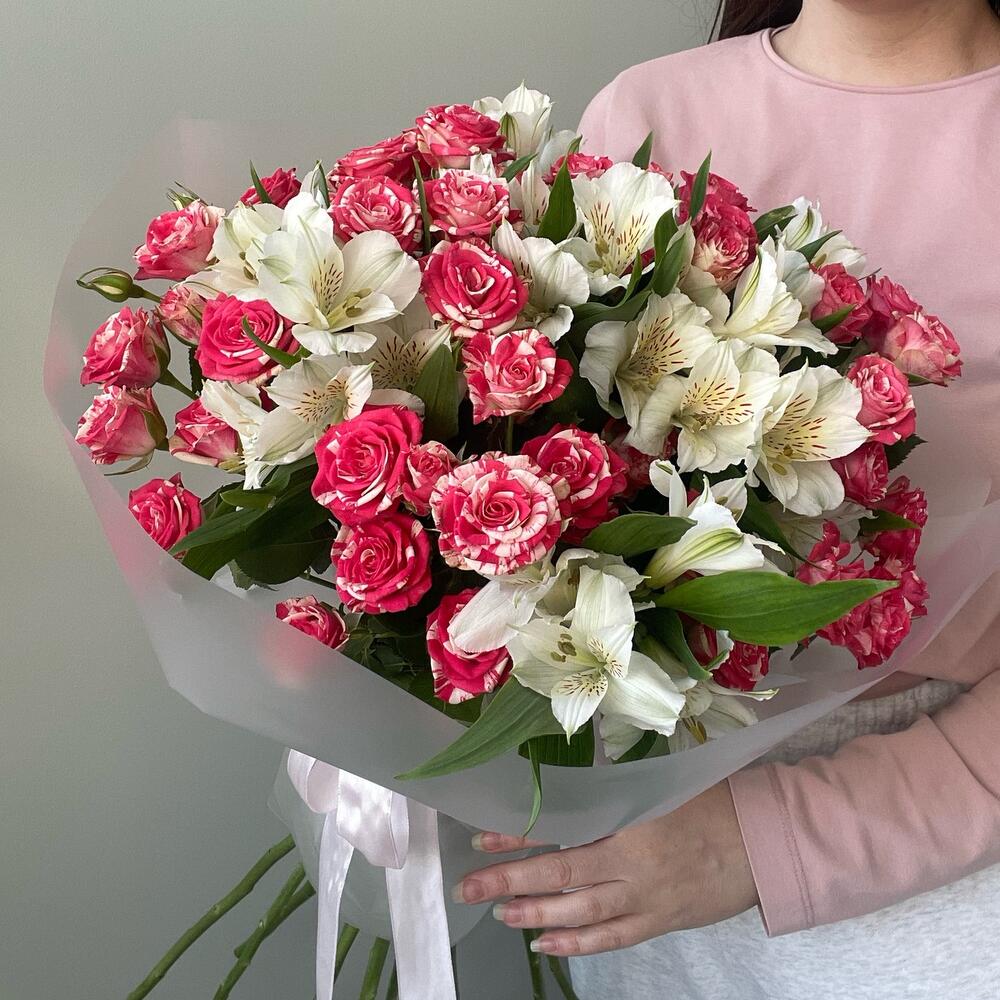 7 кустовых роз + альстромерия🤍