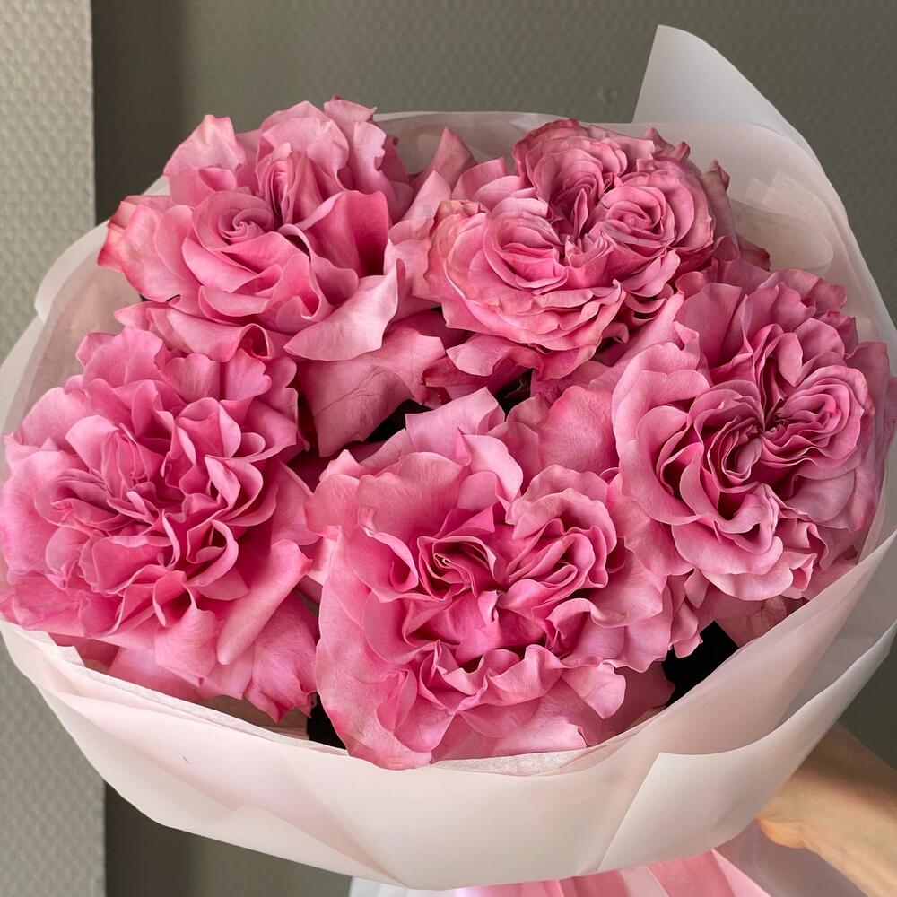 Bouquet of peony-shaped French roses Blues