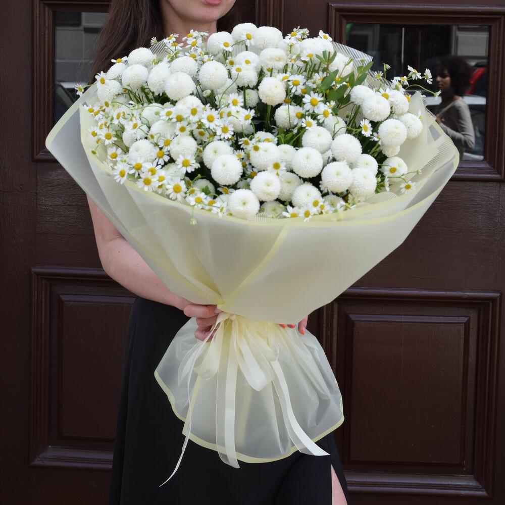 Bouquet of chrysanthemum and thanacetum