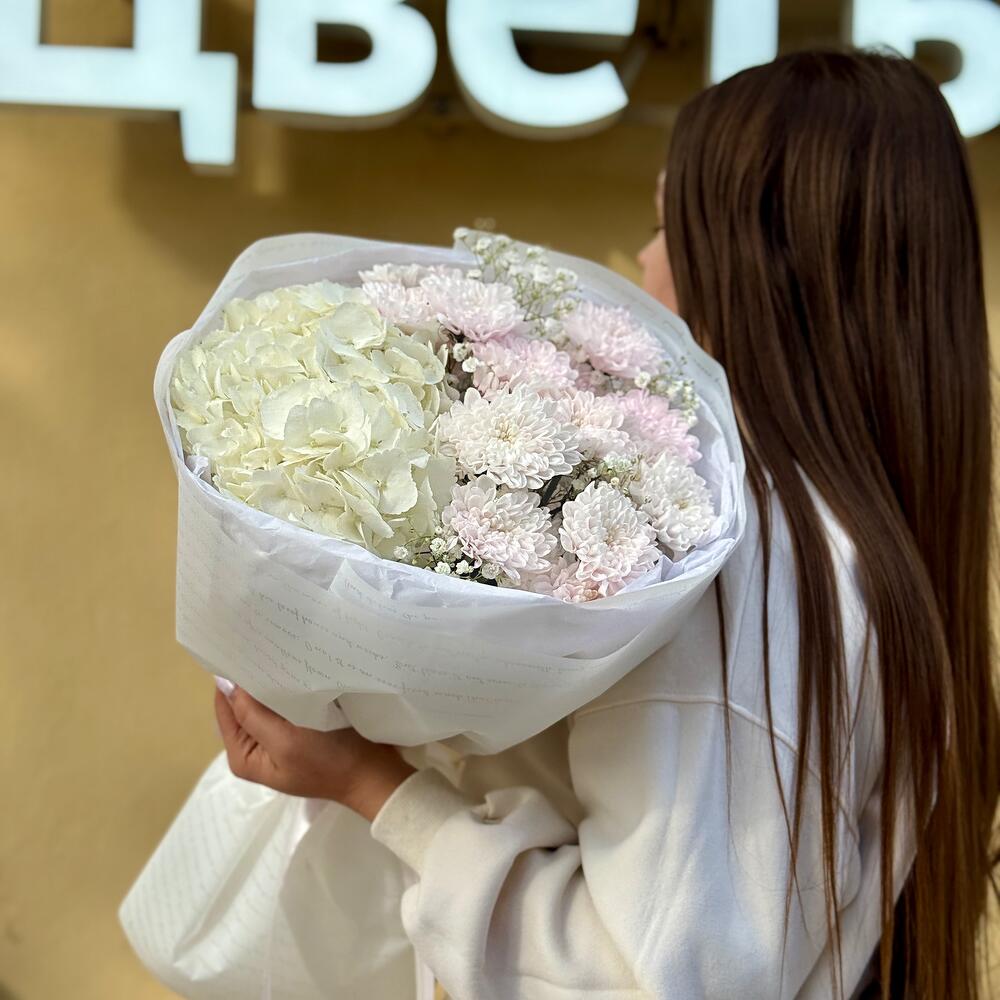 Букет хризантем и гортензии