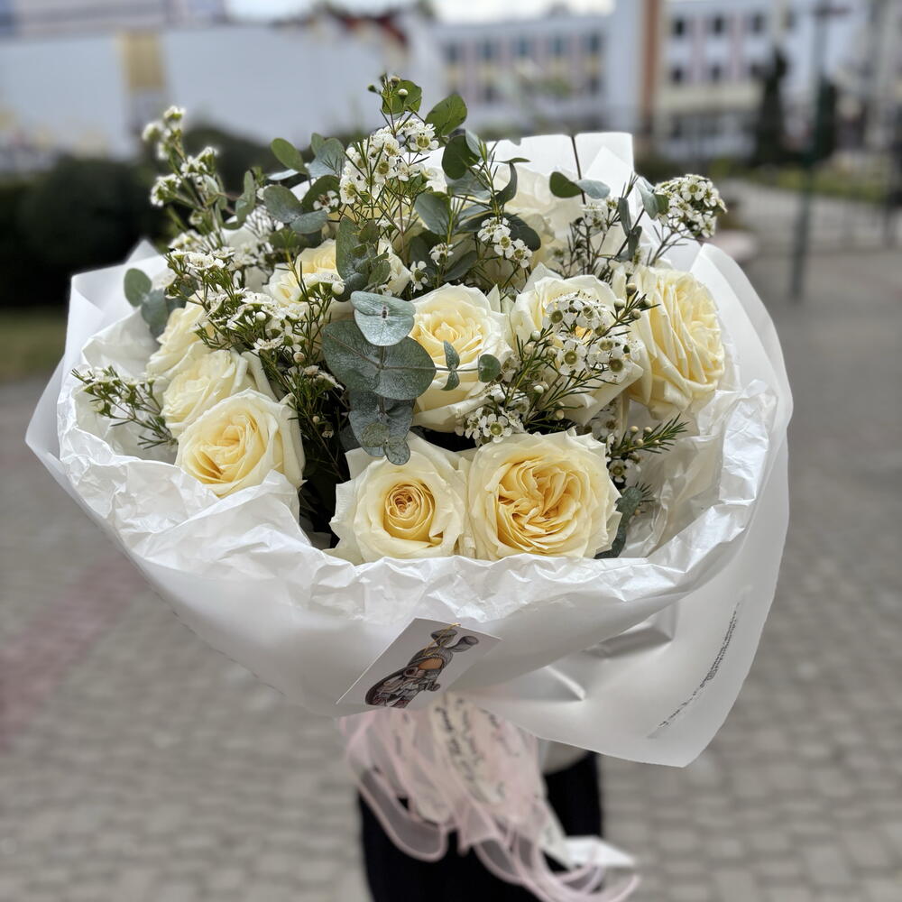 Букет «Леди» из белых крупных пионовидных роз Кэндилайт с добавлением эвкалипта