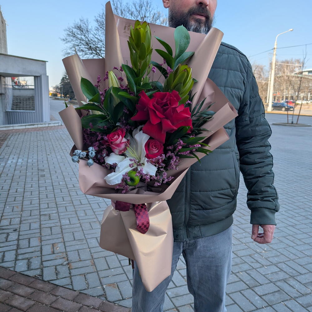 Букет в золотой упаковке "Шик"