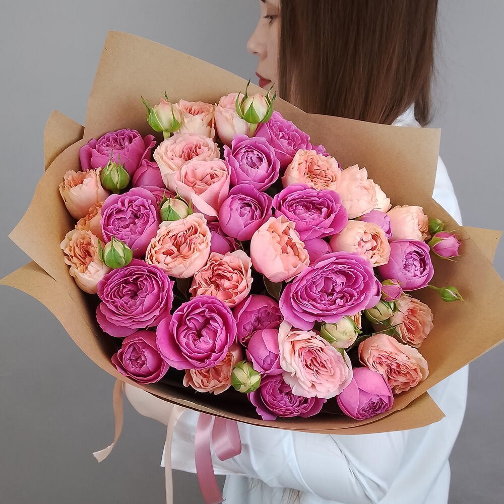 Букет из пионовидных кустовых роз 💕